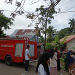 Aksi  Cepat Lanal  Simeulue Memadamkan Api yang Hampir Menghanguskan Rumah Warga
