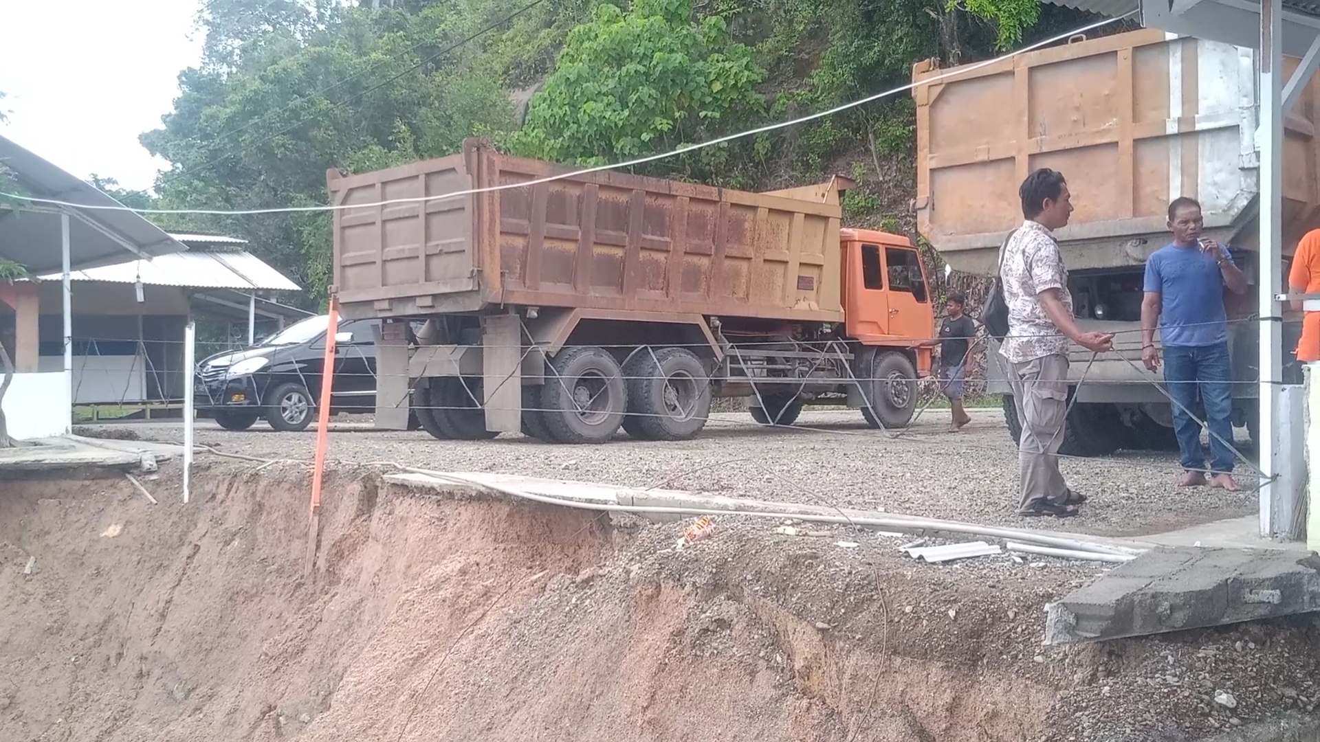 Empat Unit Pondok Caffee di Aceh Selatan Ambruk ke Jurang