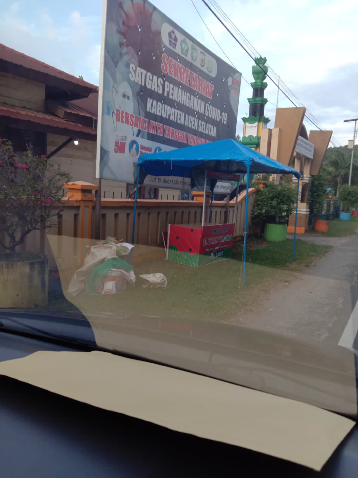 Camat Tapaktuan Diminta Tertibkan Lapak Jualan Didepan Kantor Satgas Covid-19