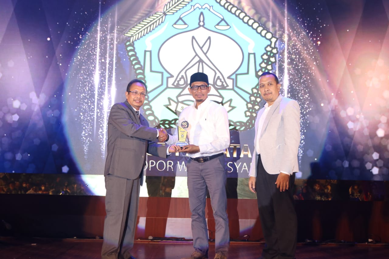 Bupati Aceh Selatan Terima Anugerah Serambi Award 2022