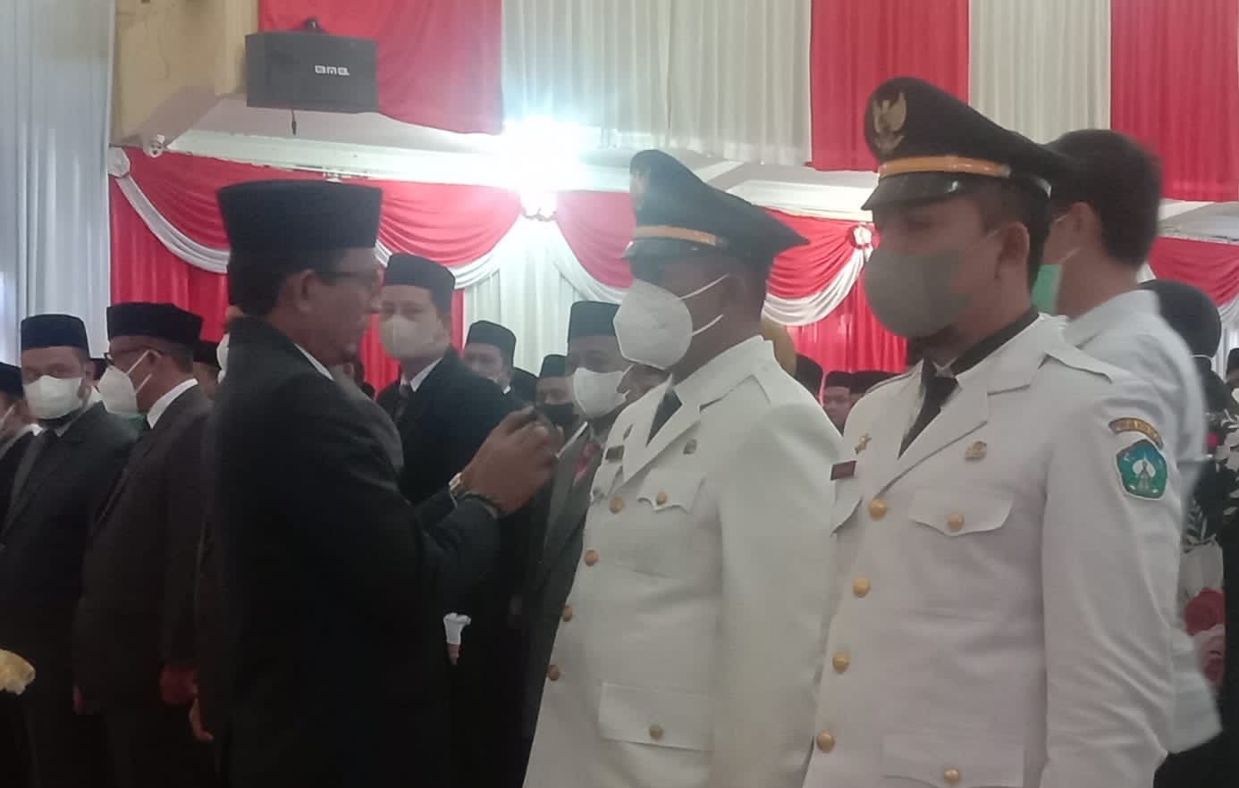 Bupati Tgk Amran Lantik Pejabat Eselon II dan III