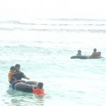 Pelampung Ban Bekas Mobil Jadi Alat Berenang di Pantai SBB