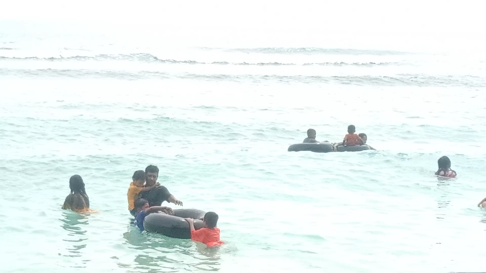 Pelampung Ban Bekas Mobil Jadi Alat Berenang di Pantai SBB