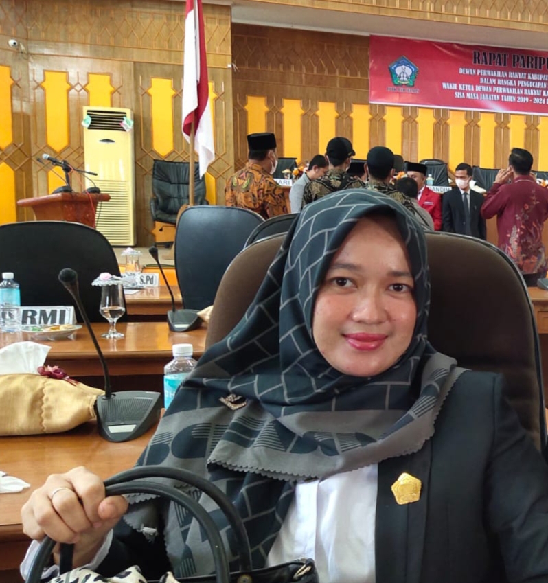 Yenni Rosnizar : Jalan Gampong Gadang Samadua Belum Pernah Diaspal Hotmix