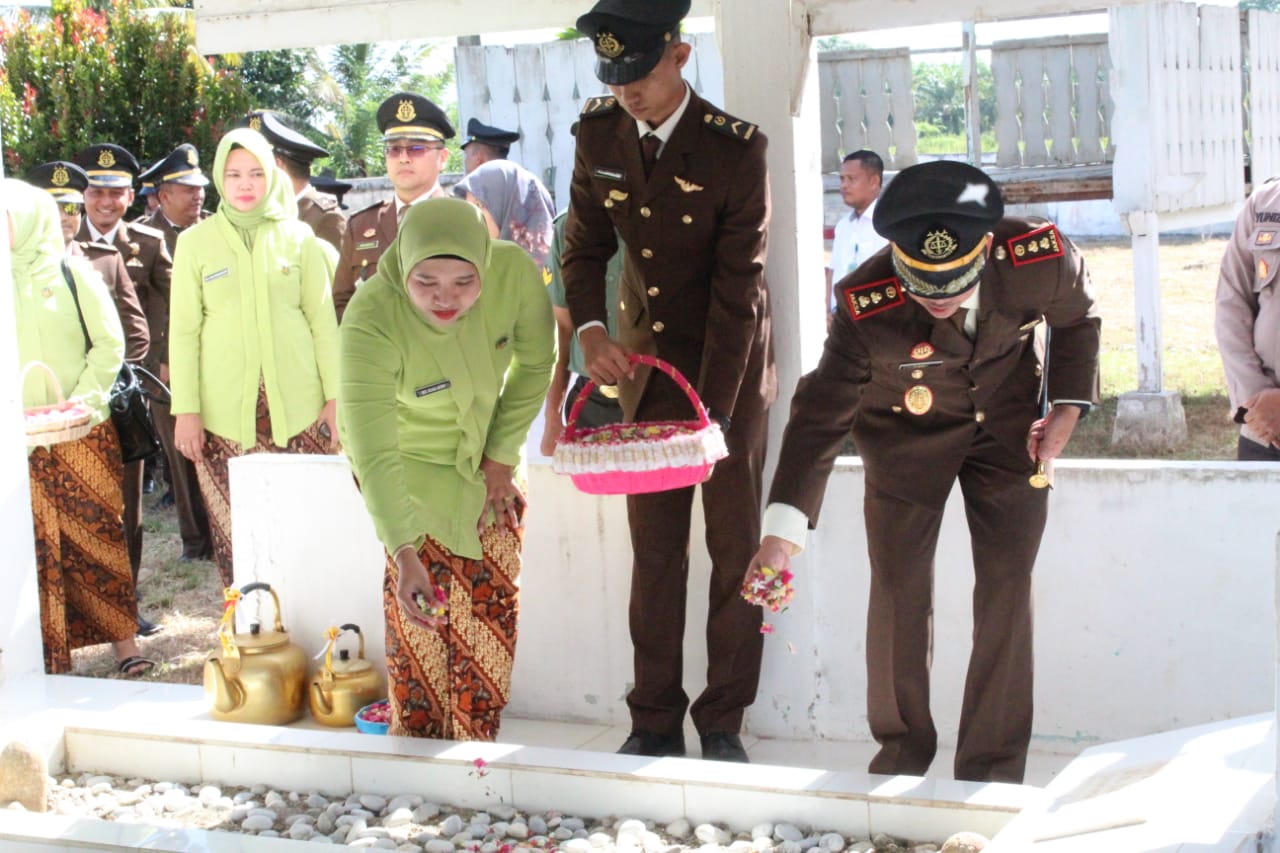Peringati HBA ke-62, Kejari Aceh Selatan Ziarah dan Tabur Bunga ke Makam Pahlawan Rajo Lelo