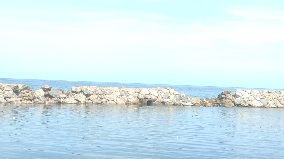 Tanggul Penahan Ombak di Tapaktuan Jebol Diterjang Ombak