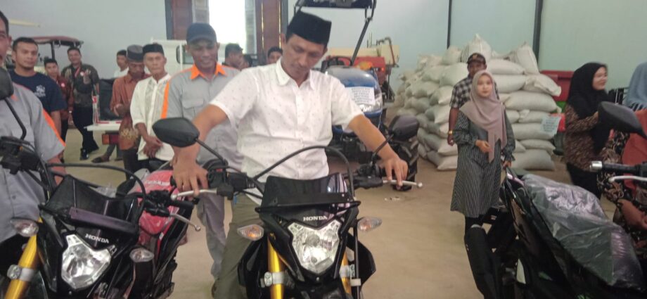 Bupati Tgk. Amran Serahkan Alsintan Kepada Kelompok Tani 