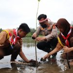 Polres Aceh Selatan Tanam Ribuan Bibit Mangrove di Pantai Pasie Asahan