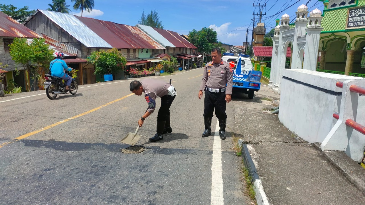 Memperingati Hari Lalu Lintas Bhayangkara ke-67, Satlantas Polres Aceh Selatan  Gelar Bhakti Sosial