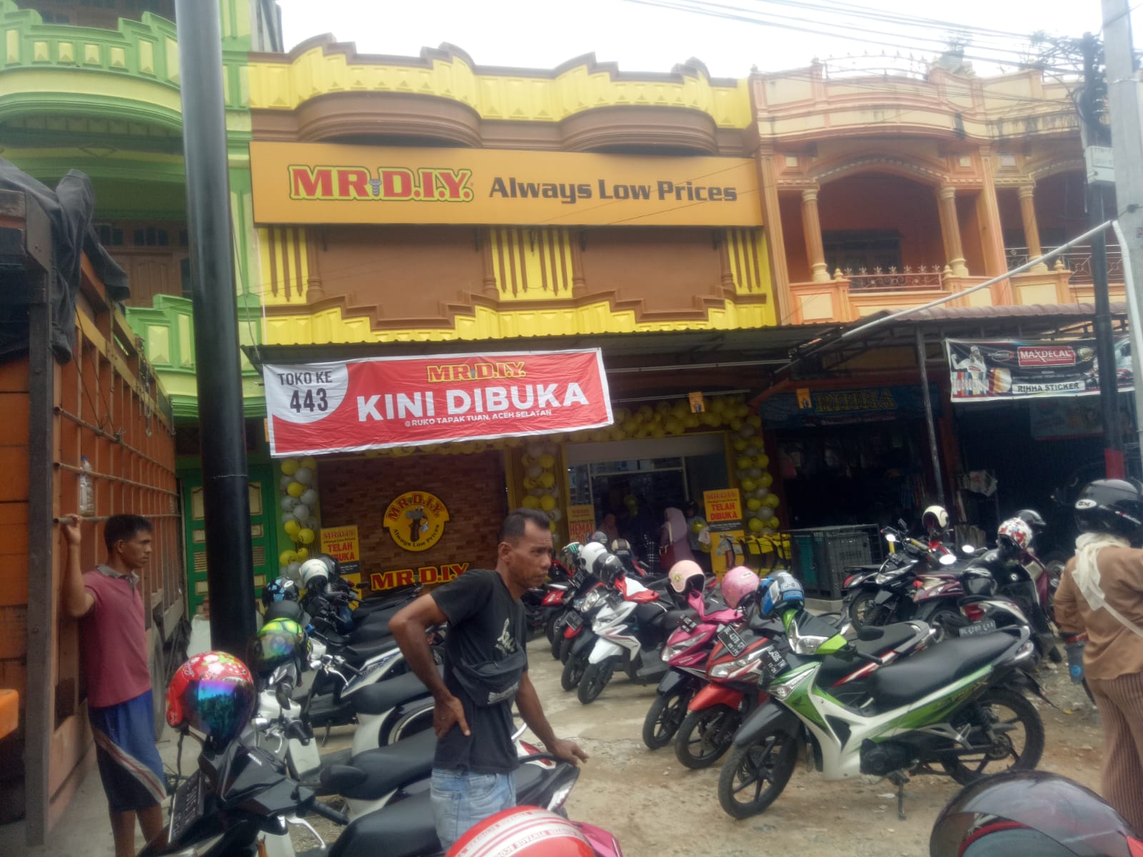 Buka Perdana, Swalayan MR D.I.Y. Dipadati  Pengunjung 