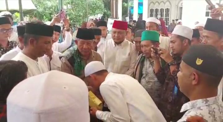 Camat Bakongan Beserta Tokoh Masyarakat Melayat ke Rumah Almarhum Abu Tumin di Bireuen