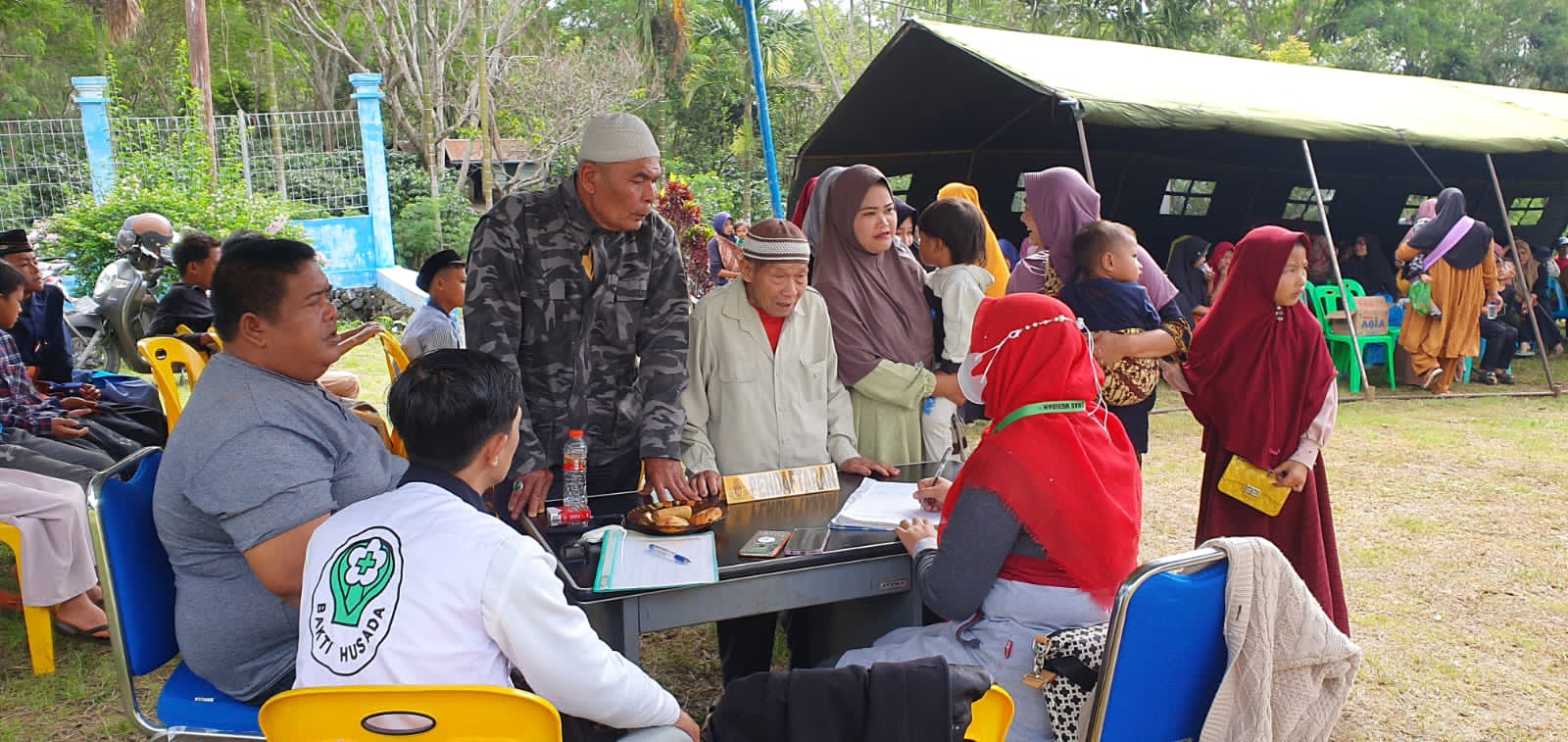 Yonif RK 115/Macan Leuser Salurkan Sembako Bantuan Pangdam IM Kepada Warga di Bener Meriah 