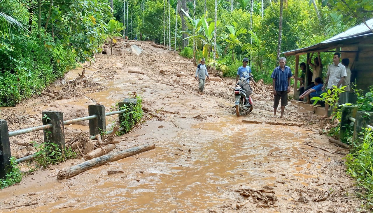Tanah Longsor Timbun Badan Jalan di Objek Wisata Sikabu