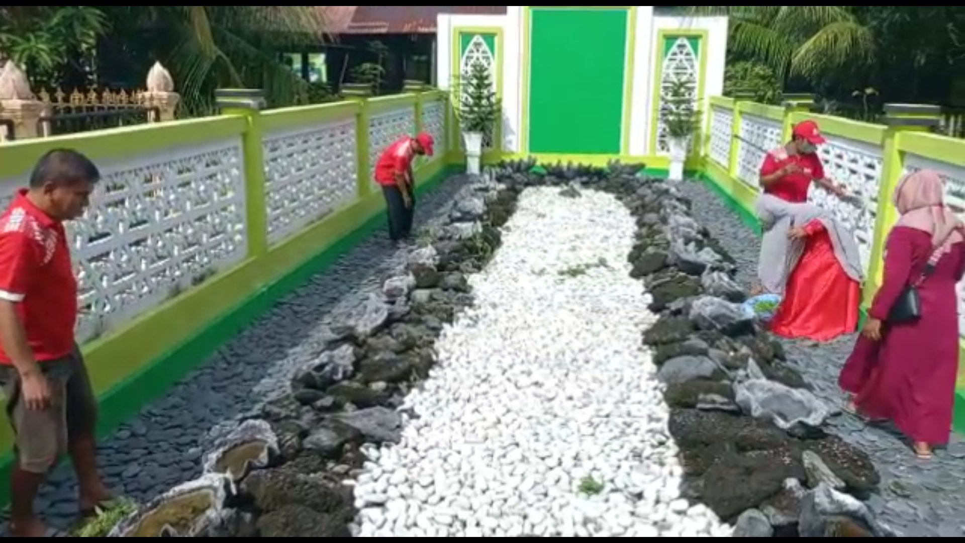 Paguyuban SRC Kota Tapaktuan Gotong Royong di Makam Tgk. Syech Tuan Tapa