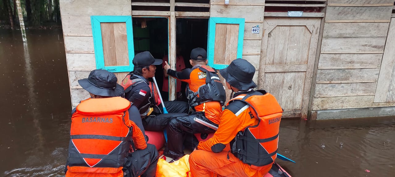 Lakukan Evakuasi Exstrim, Tim  Gabungan Terobos Kawasan Banjir di Trumon
