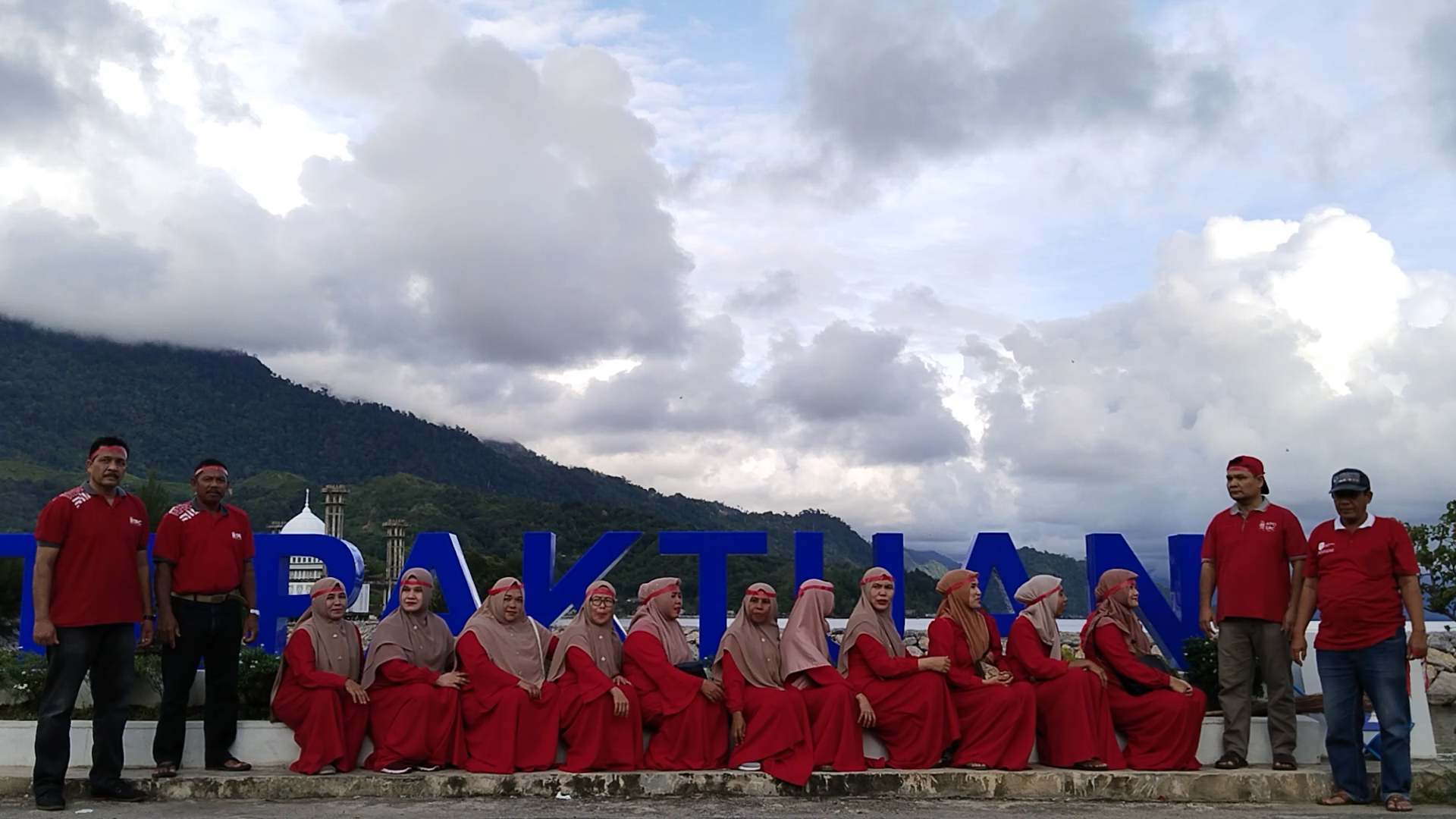 Jum’at Bersih : Paguyuban SRC Negeri Pala  Gotong Royong Bersih Sampah di Darat dan Laut 