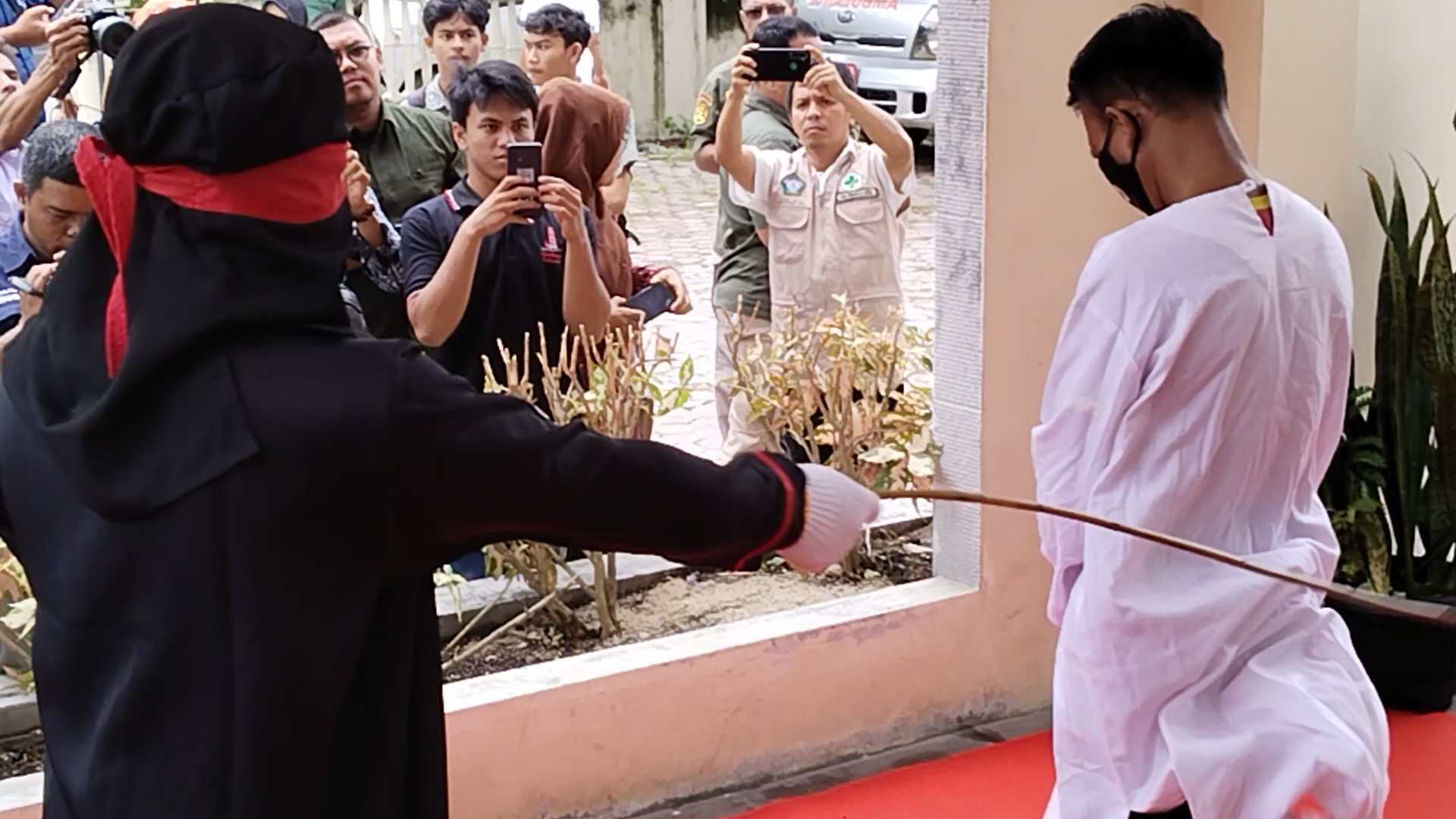 Pertama Kali, Eksekusi Cambuk Berlangsung di Kantor Satpol PP dan WH Aceh Selatan