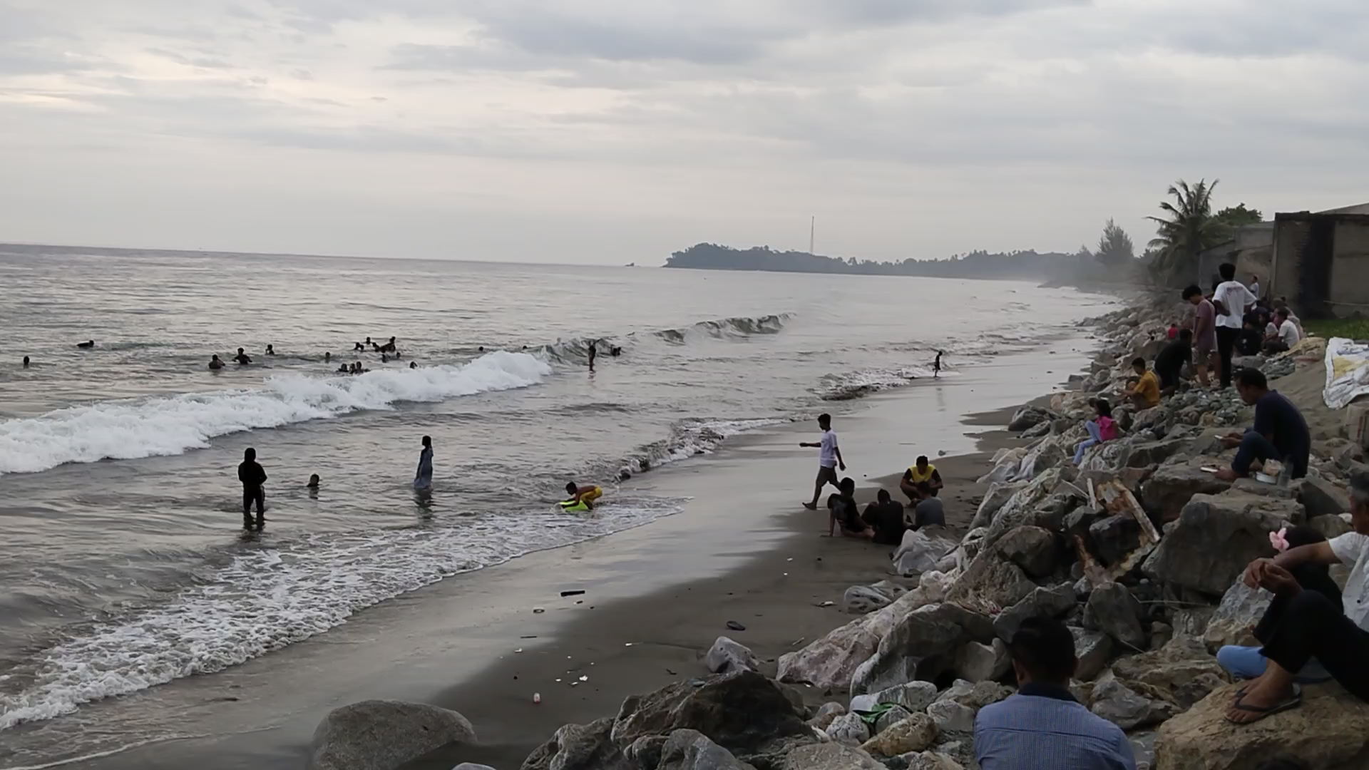 Pengunjung  Padati Pantai Ujung Tanah Untuk Mandi Sore
