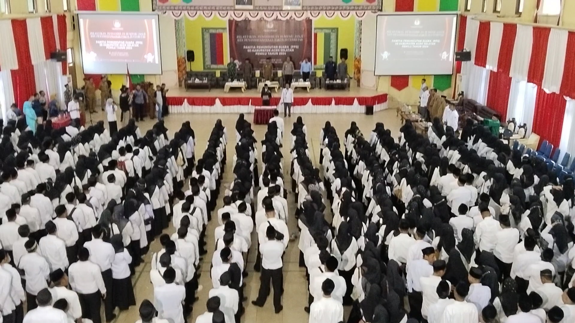 780 Anggota  PPS Dilantik, Bupati Tgk. Amran : Apakah ada Timses di Sini? 