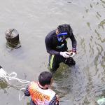 TDC dan BPBD Asel  Bersihkan Sisa Kayu Dibawah Laut Mesjid Apung Tapaktuan