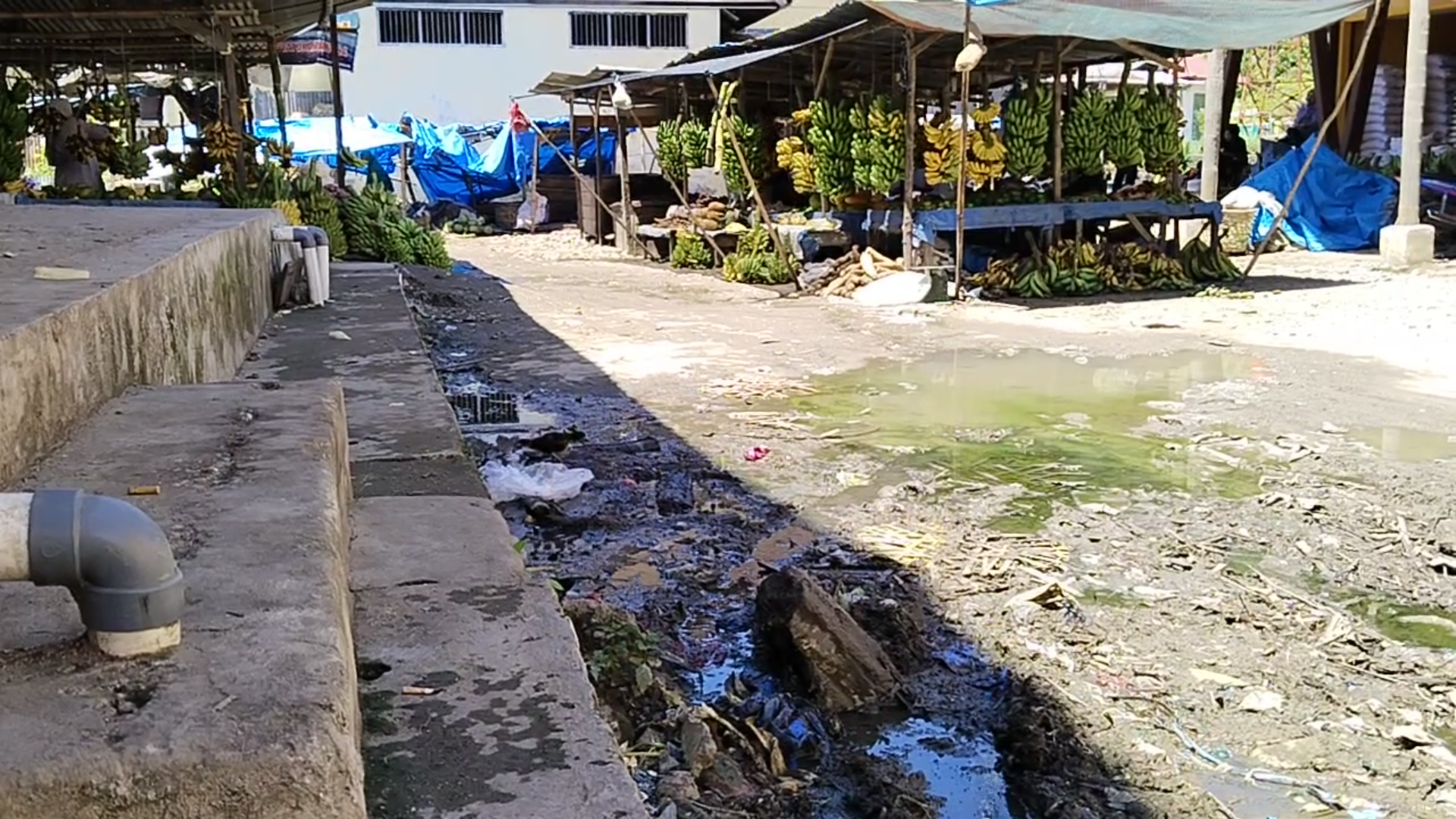 Kompleks  Pasar Inpres Tapaktuan Becek dan Beraroma Tak Sedap