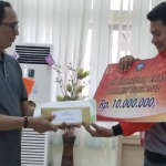 Bupati Tgk. Amran Serahkan Bonus Kepada Atlit Peraih Mendali PORA ke-14