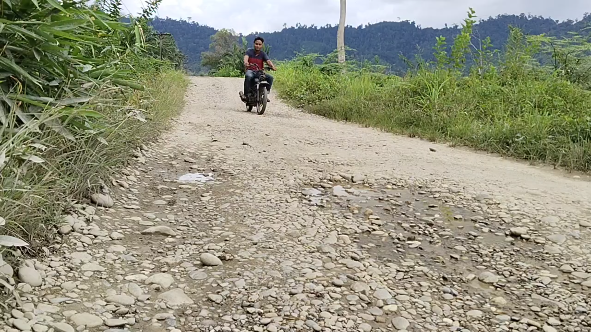 Warga Bukit Gadeng Minta Pengaspalan Jalan yang Belum Sempurna