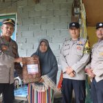 Personil Polsek Tapaktuan Berbagi Sembako kepada Masyarakat