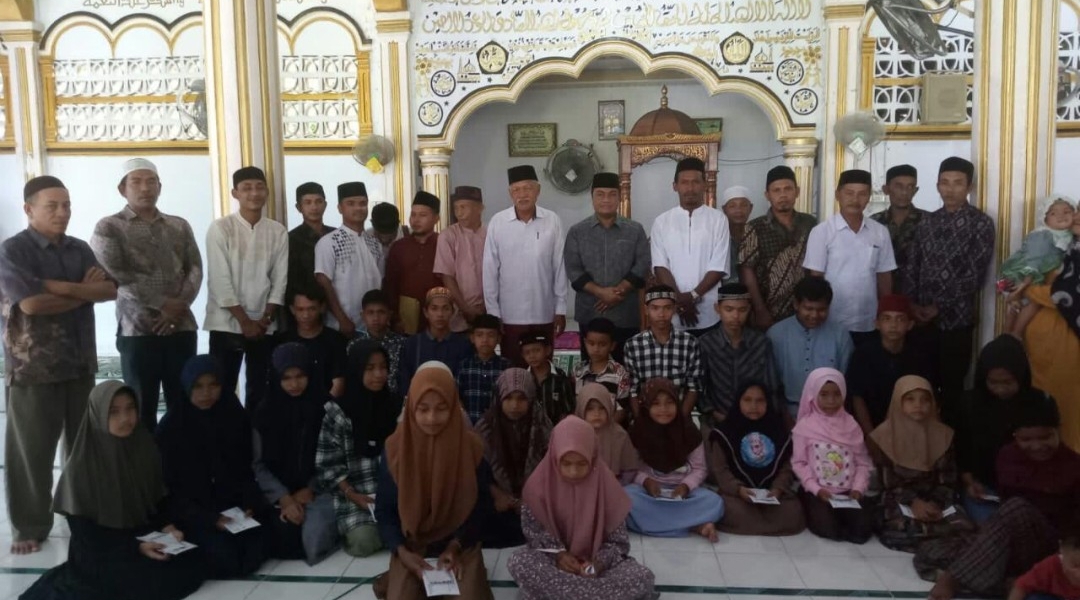 Masyarakat Gampong Ujung Padang Santuni Anak Yatim