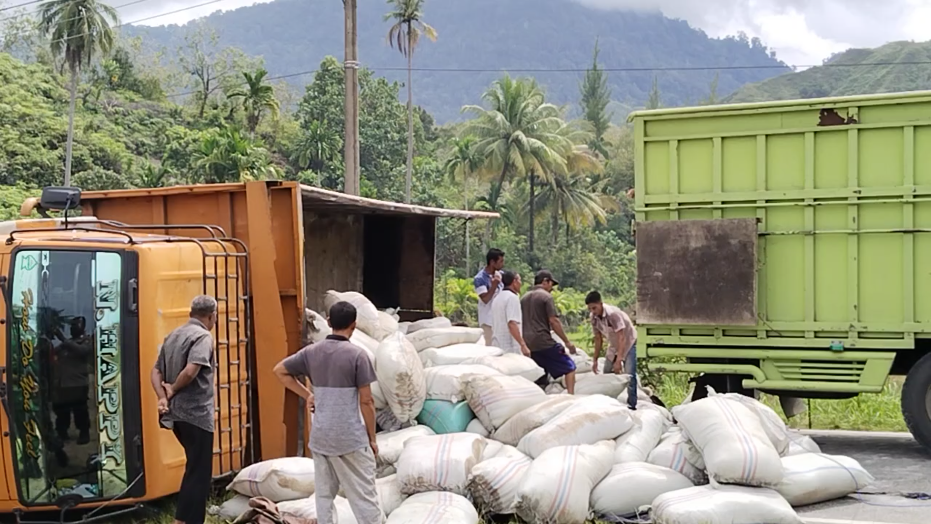Truck Bermuatan Ampas Padi Terbalik di Aceh Selatan