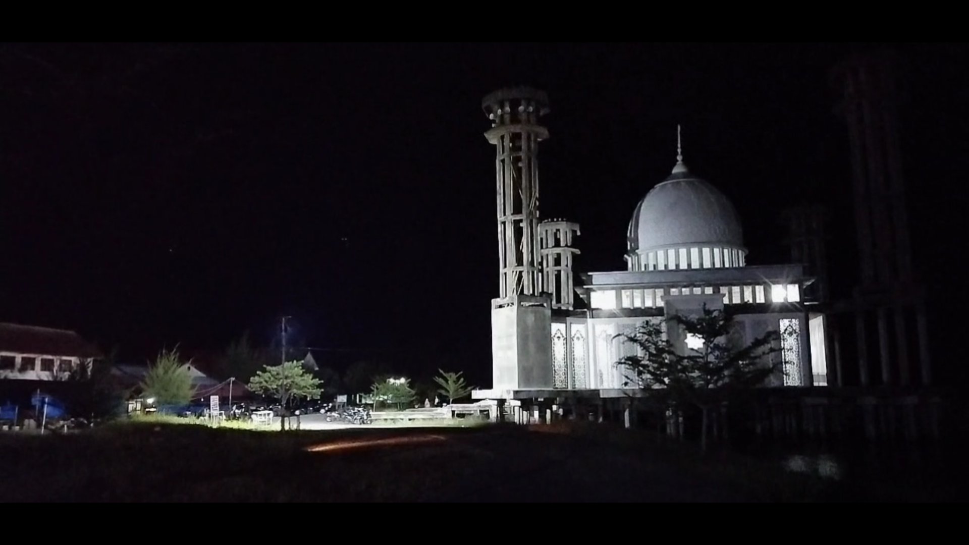 Shalat Tarawih Terakhir Di Masjid Jamik Apung Tapaktuan