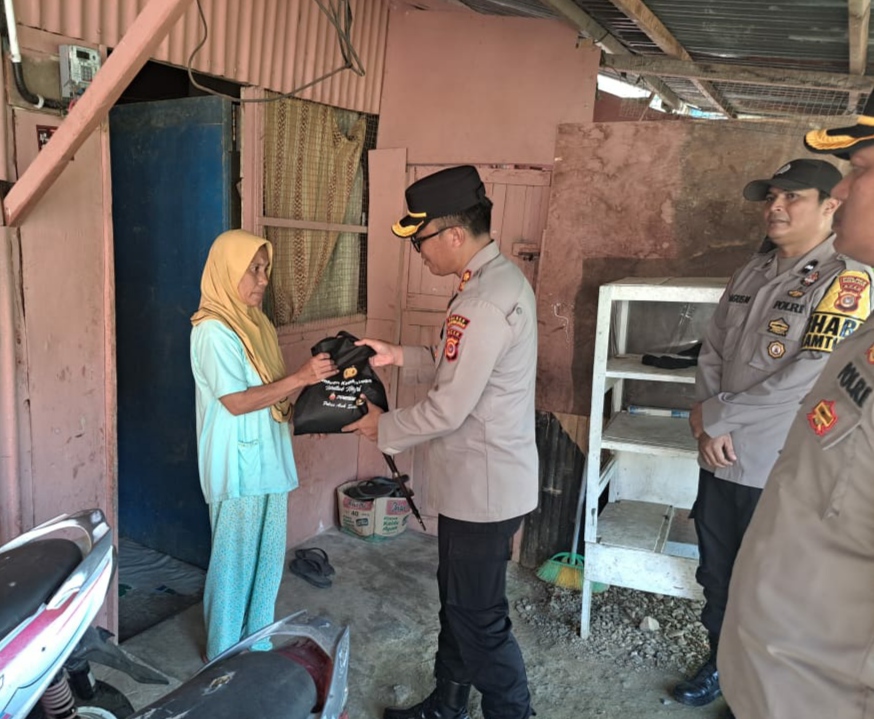 Kapolres AKBP Nova Suryandaru Salurkan Bansos kepada Masyarakat