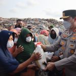 Kapolda Aceh Bagikan Sembako untuk Pemulung di TPA Gampong Jawa