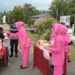 Personil Polsek Kluet Timur Berbagi Takjil kepada Warga Pengguna Jalan