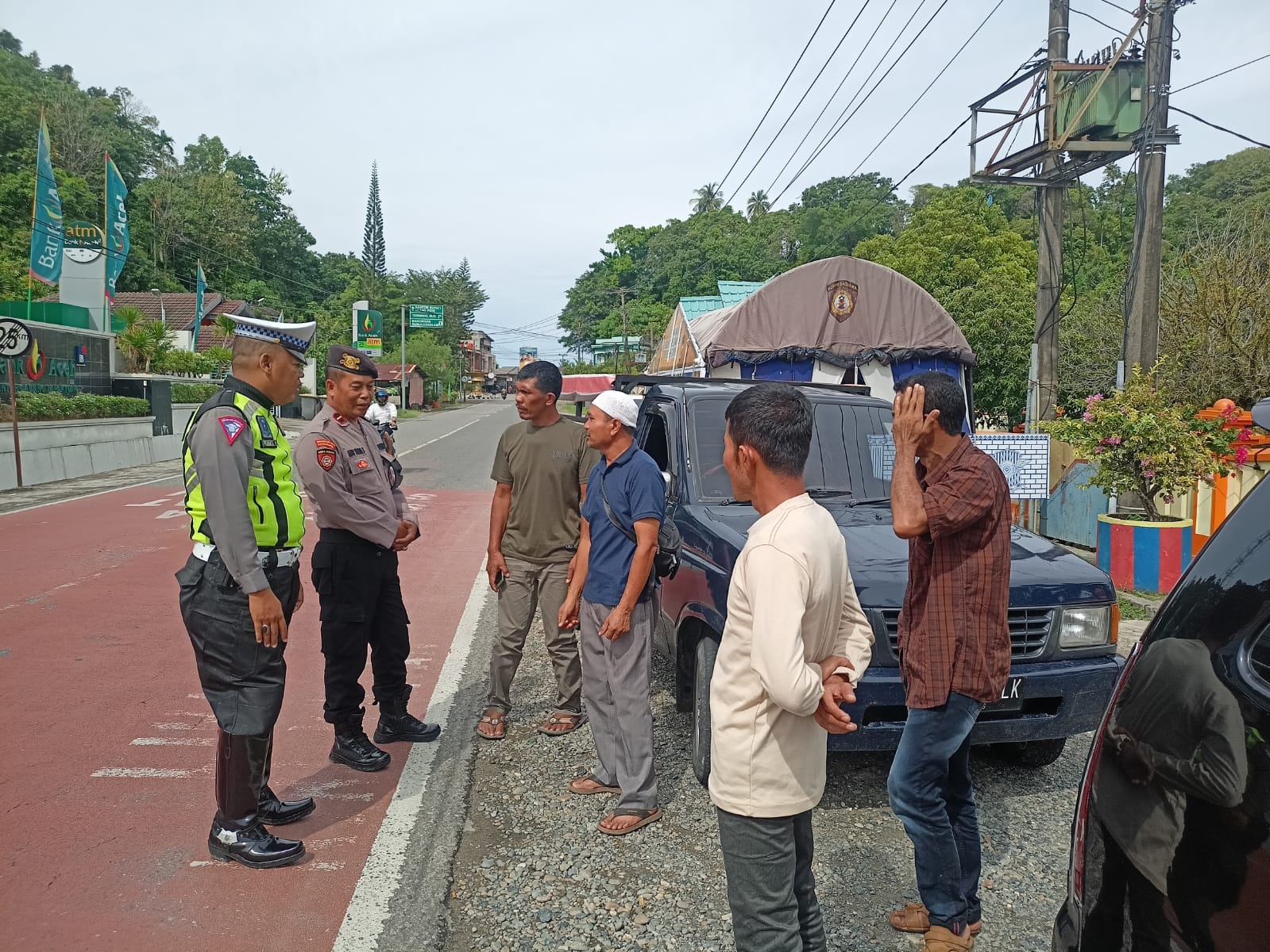 Petugas Posyan Ops Ketupat Seulawah di Aceh Selatan Berikan Pelayanan Kepada Masyarakat