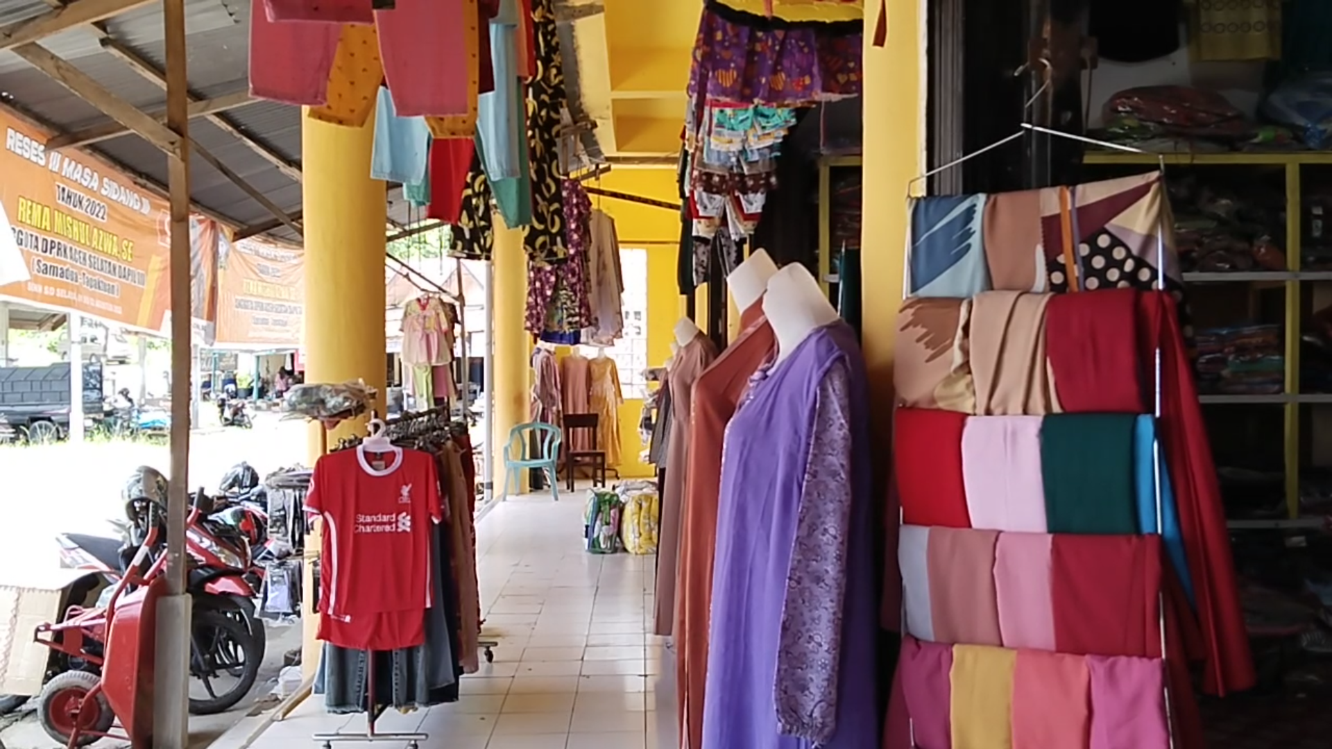 Toko Pakaian di Swalayan Putri Naga Tapaktuan Sepi Pembeli