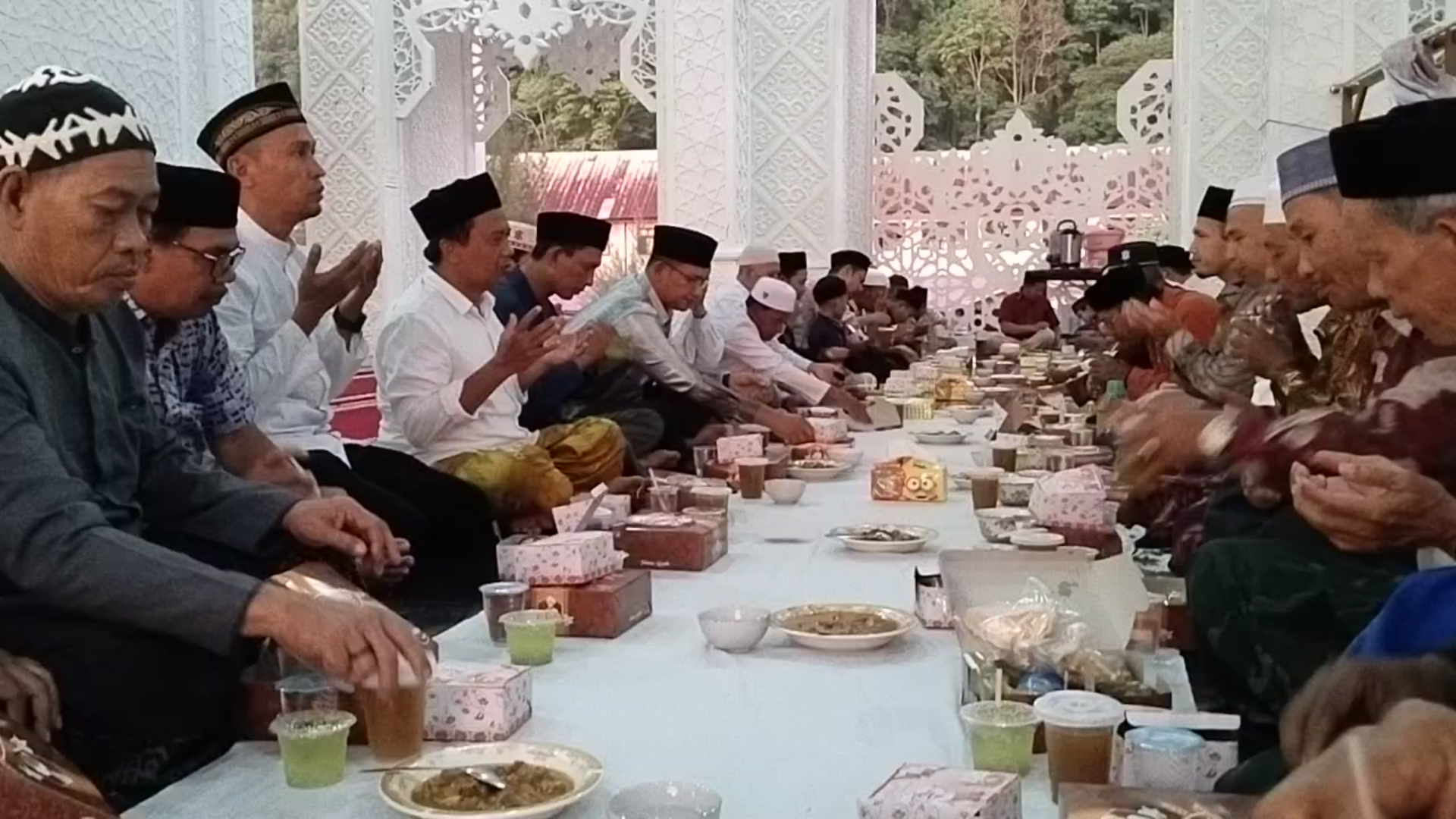 Jama’ah Mesjid Apung An-Nur Tapaktuan Buka Puasa Bersama