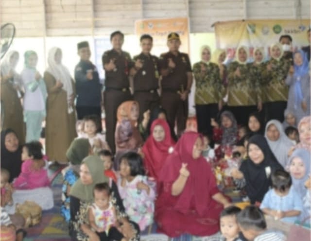 Adhyaksa Peduli Stunting, Kajari Subulussalam Melakukan Pemberian Makanan Tambahan Di Desa Pasar Panjang