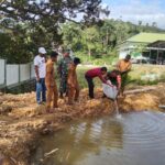 Koramil 11/Kluet Tengah Tabur 2000 Benih Ikan Nila