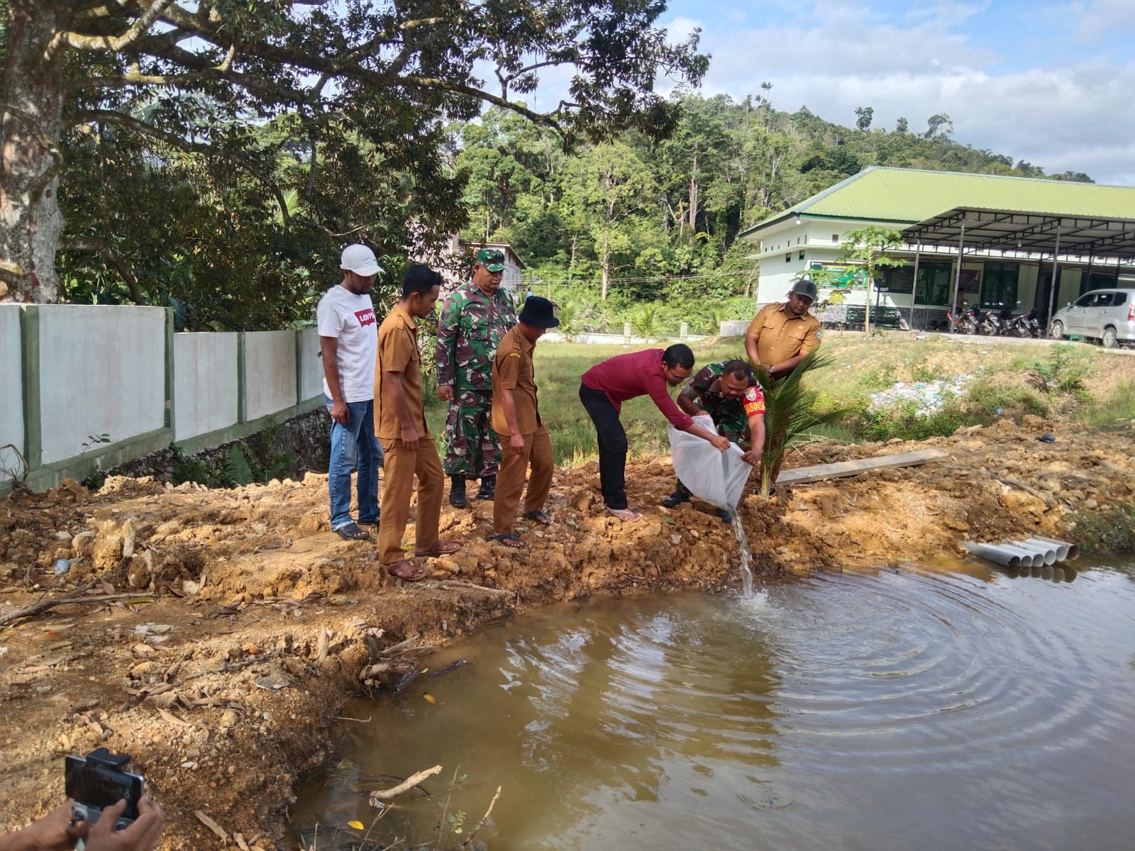 Koramil 11/Kluet Tengah Tabur 2000 Benih Ikan Nila