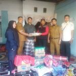 Dinas Sosial Aceh Selatan Serahkan Sembako Kepada Keluarga Wartawan Yang Mengalami Musibah Laka Laut