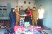 Dinas Sosial Aceh Selatan Serahkan Sembako Kepada Keluarga Wartawan Yang Mengalami Musibah Laka Laut
