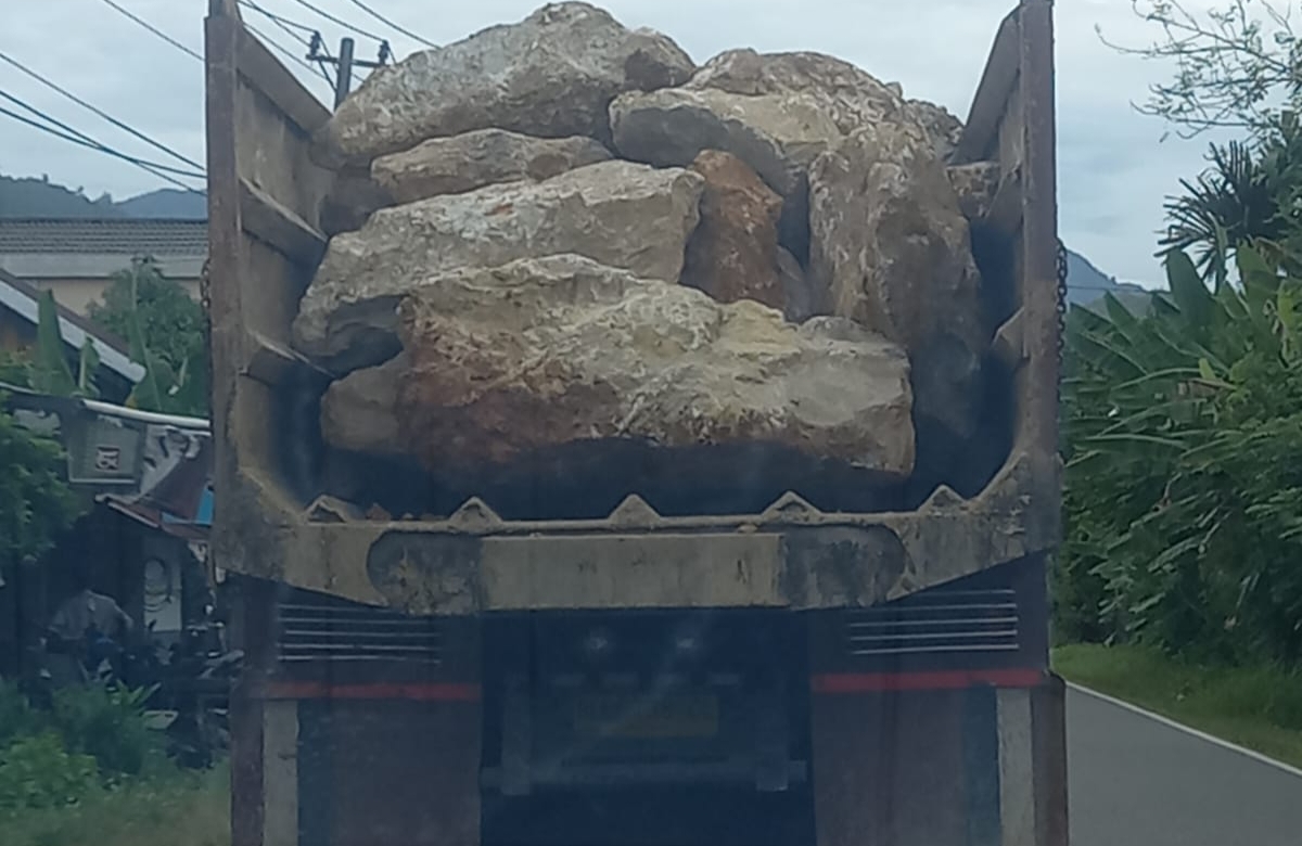 Dump Truck Pembawa Batu Gajah Tanpa Pengaman Resahkan Pengguna Jalan di Aceh Selatan