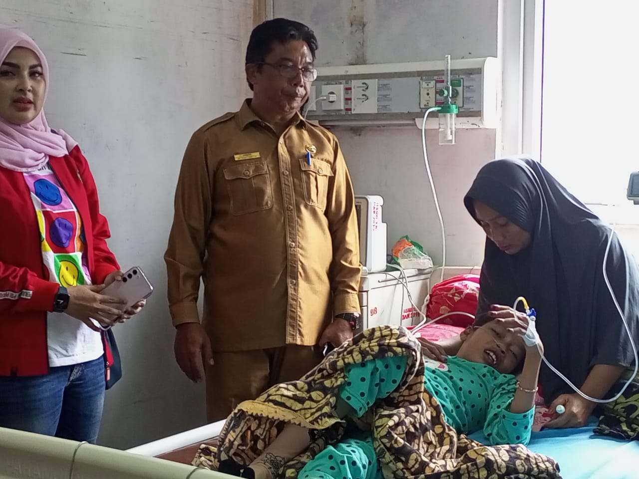 Kadinsos Asel Dampingi Tim Kemensos Jenguk Anak Penderita Bocor Jantung