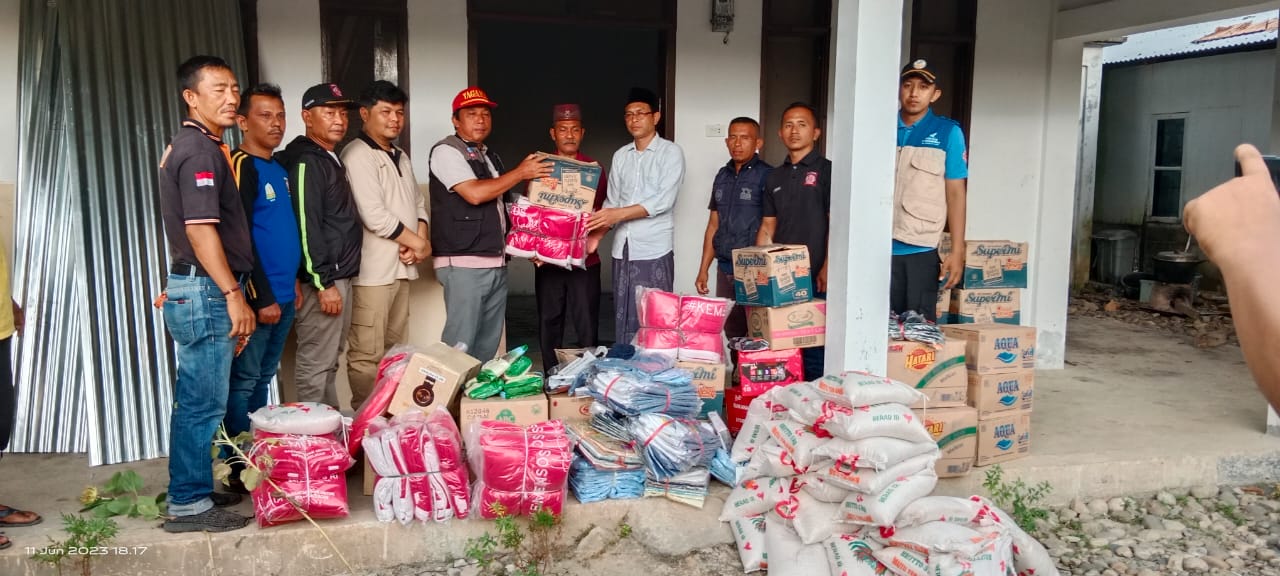 Pemkab Aceh Selatan Salurkan Bantuan Kebakaran Dayah