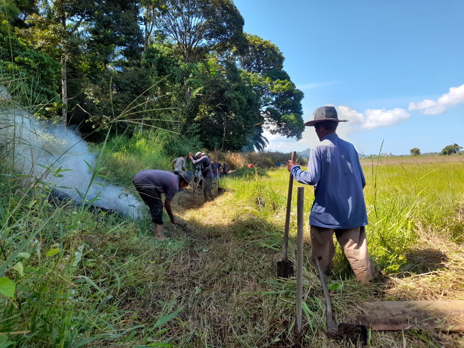 Tak Digubris Pemerintah,Warga Puloe Ie Lanjutkan Pekerjaan Penggalian Parit Sawah