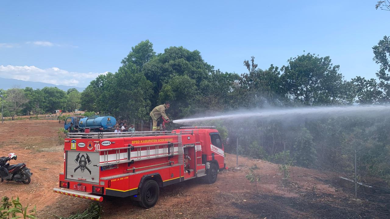 Satu Hektar Lahan Terbakar di TPA Blang Bintang Aceh Besar
