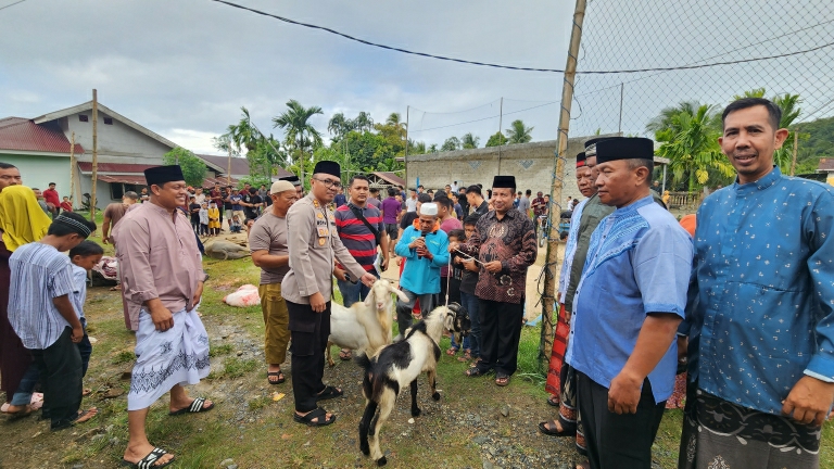 Qurban Presisi Polres Aceh Selatan serahkan Hewan Qurban kepada Masyarakat