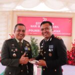 Dandim 0107 Aceh Selatan Hadiri Hut Bhayangkara ke 77 Berikan Surprise Kepada Kapolres Aceh Selatan