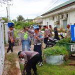 Polri Gelar Pembersihan Sampah Serentak, Polres Aceh Tamiang Membersihkan Sampah Bersama Masyarakat di Desa Kesehatan